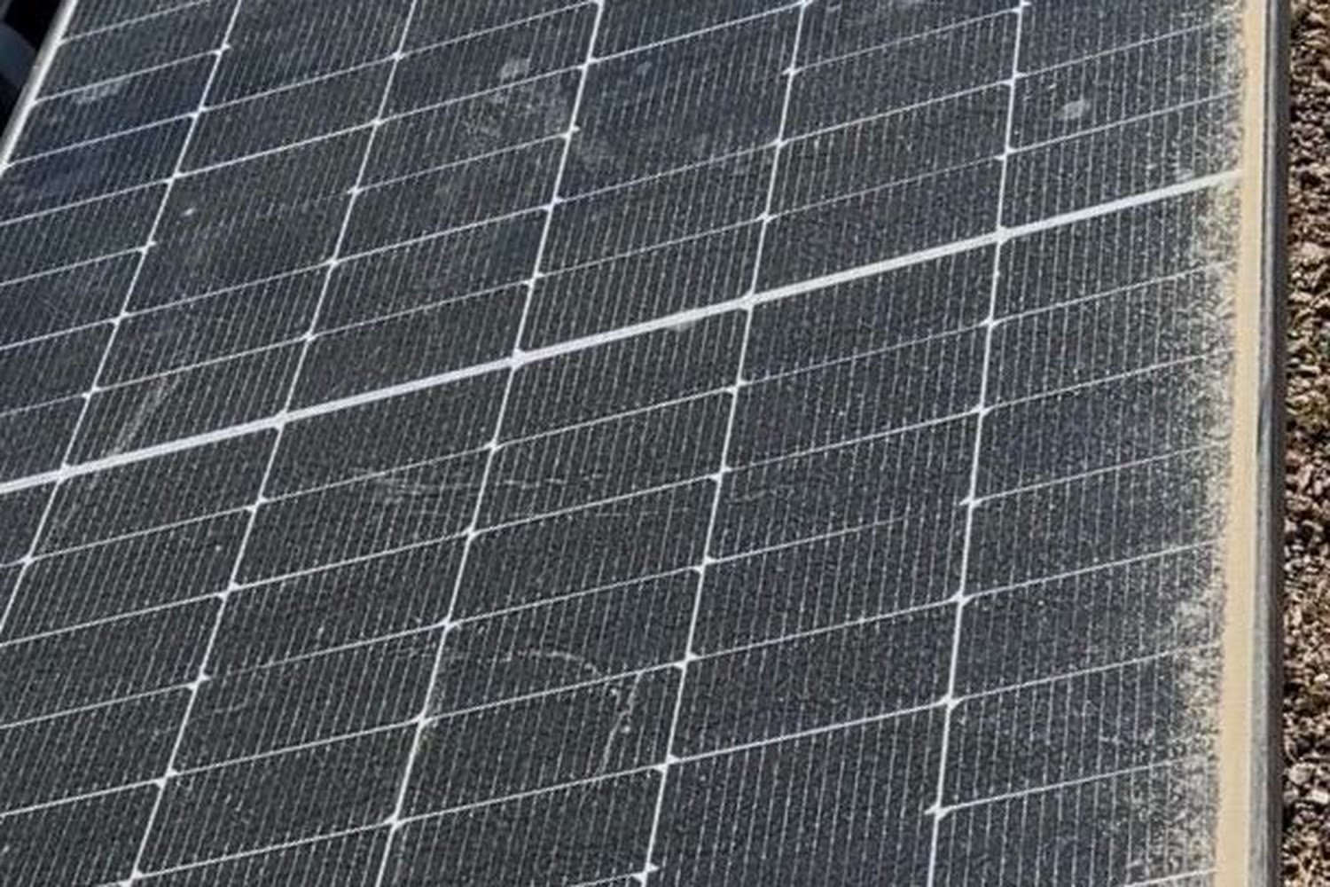 Photovoltaik-Module vor der Reinigung, deutlich mit Staub und Schmutz belegt